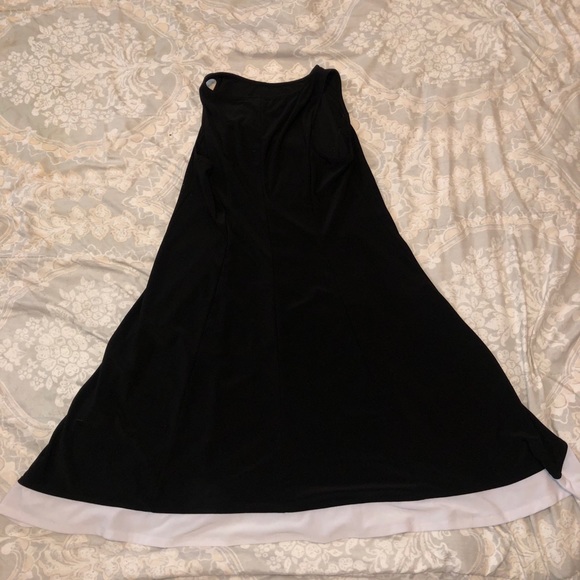 Black Sleeveless Dress with White Detail at Bottom - Picture 4 of 9